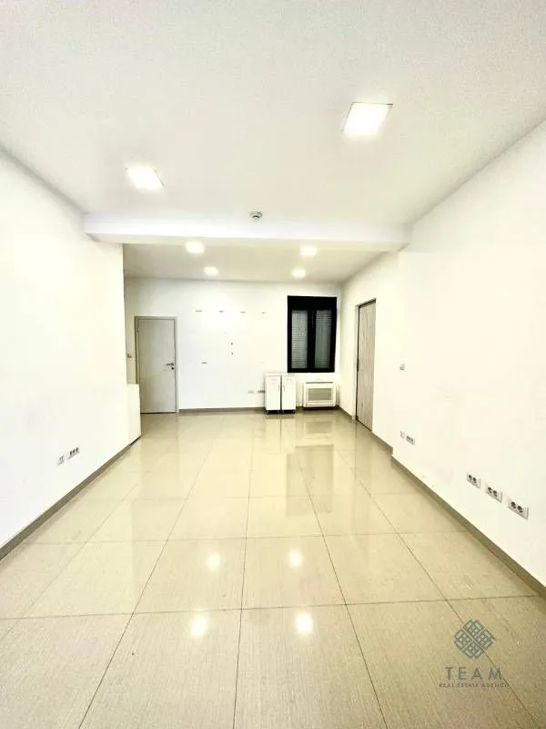 Izdavanje, poslovni prostor, 200m², Centar, Podgorica