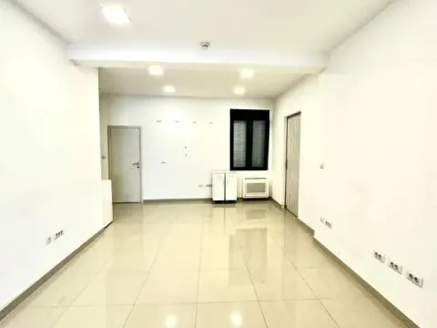 Izdavanje, poslovni prostor, 200m², Centar, Podgorica - image 5
