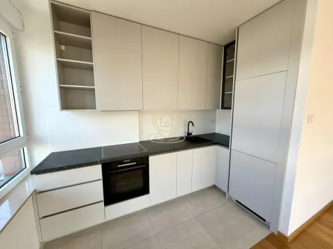 Kitchen with built-in units and white fronts. - image 3
