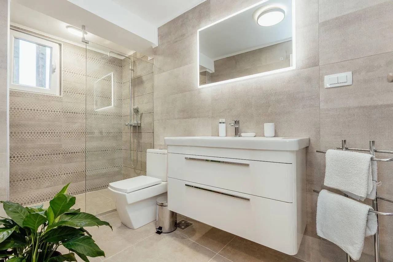 Izdavanje, dvosoban stan, 54m², Tivat, Crna Gora