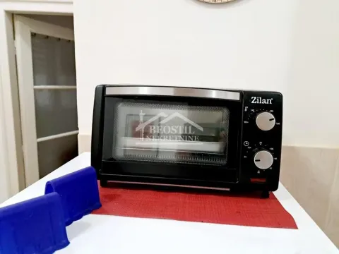 Manja električna rerna na kuhinjskoj radnoj površini. - image 6