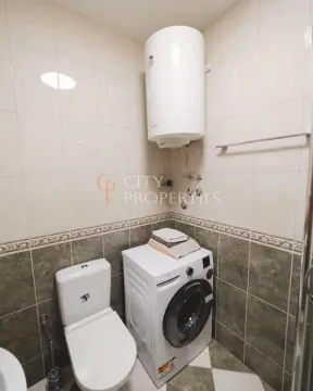 Kupatilo opremljeno toaletom, veš mašinom i bojlerom. - image 6