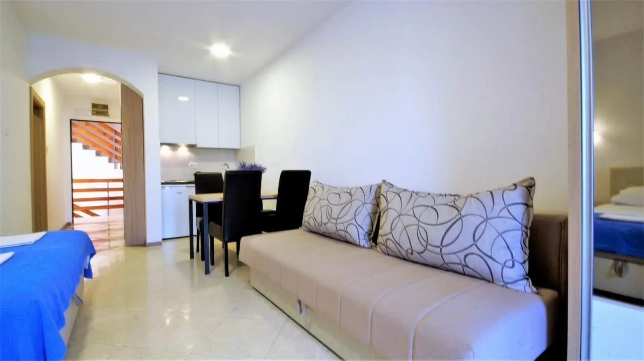 Izdavanje, garsonjera, 30m², Bečići, Budva