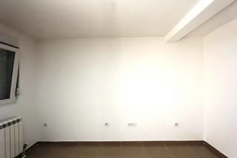 Prazna prostorija sa bijelim zidovima i prozorom. - image 4