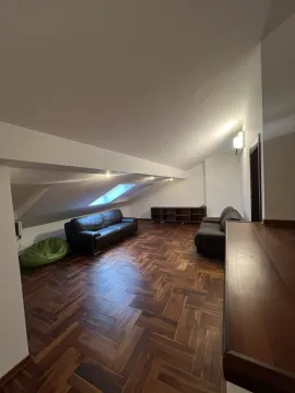 Prostrana dnevna soba u potkrovlju sa tamnim parketom i kožnim namještajem. - image 10