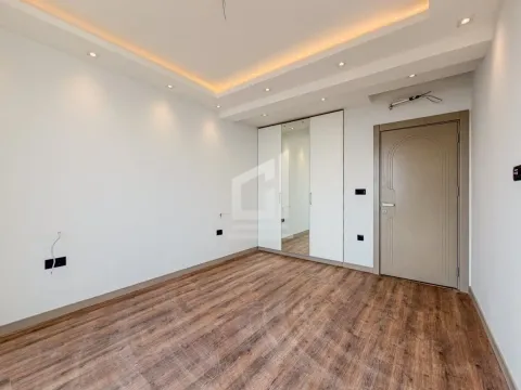 Prazna soba sa laminatom, ugradnim ormarom i vrata. - image 12