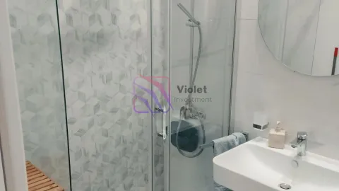 Moderne kupatilo sa tuš kabinom i umivaonikom. - image 5