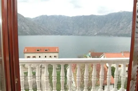 Pogled na more i planine sa balkona. - image 3