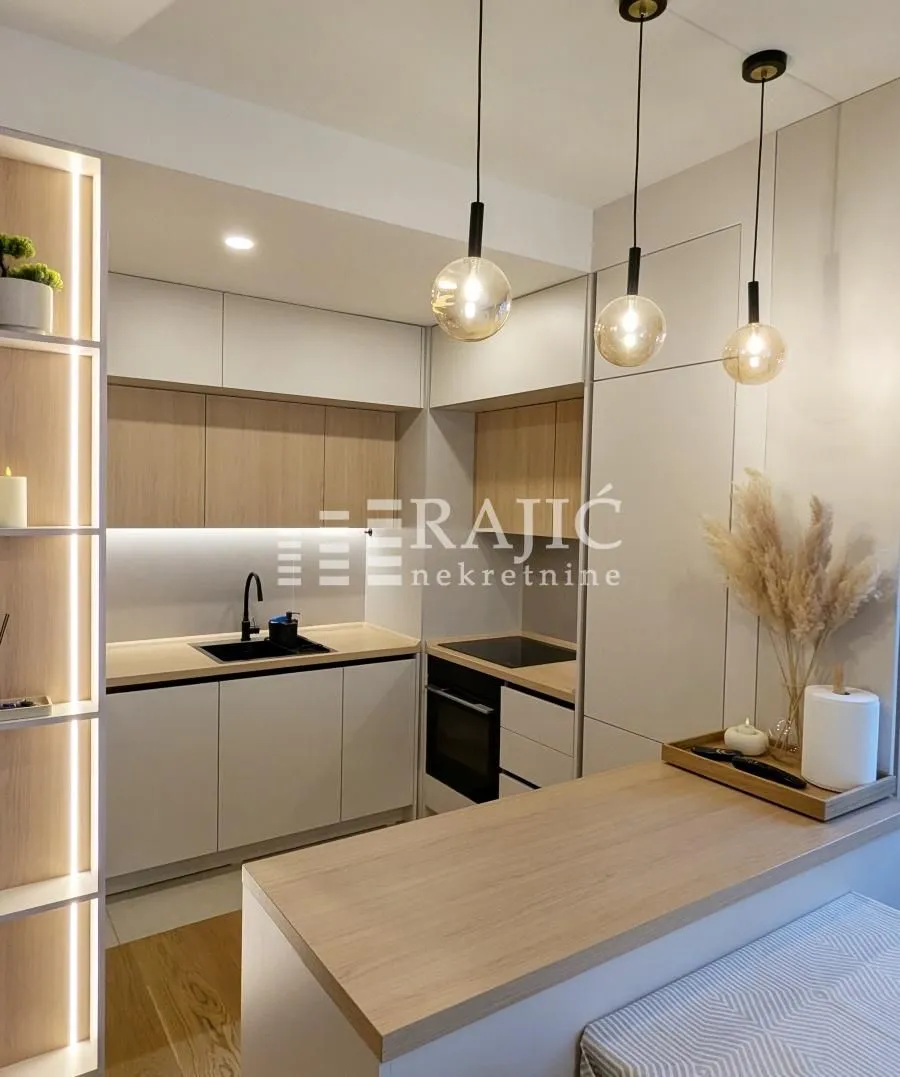 Modern kitchen with built-in units and a breakfast bar.
