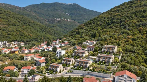 Pogled iz vazduha na kompleks modernih zgrada u zelenom okruženju. - image 13