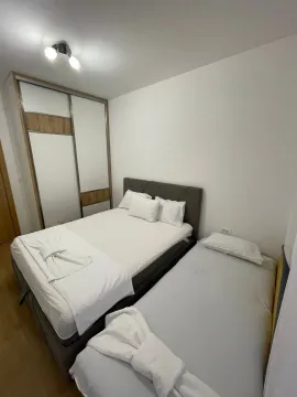 Spavaća soba sa bračnim krevetom i dodatnim pojedinačnim krevetom. - image 3
