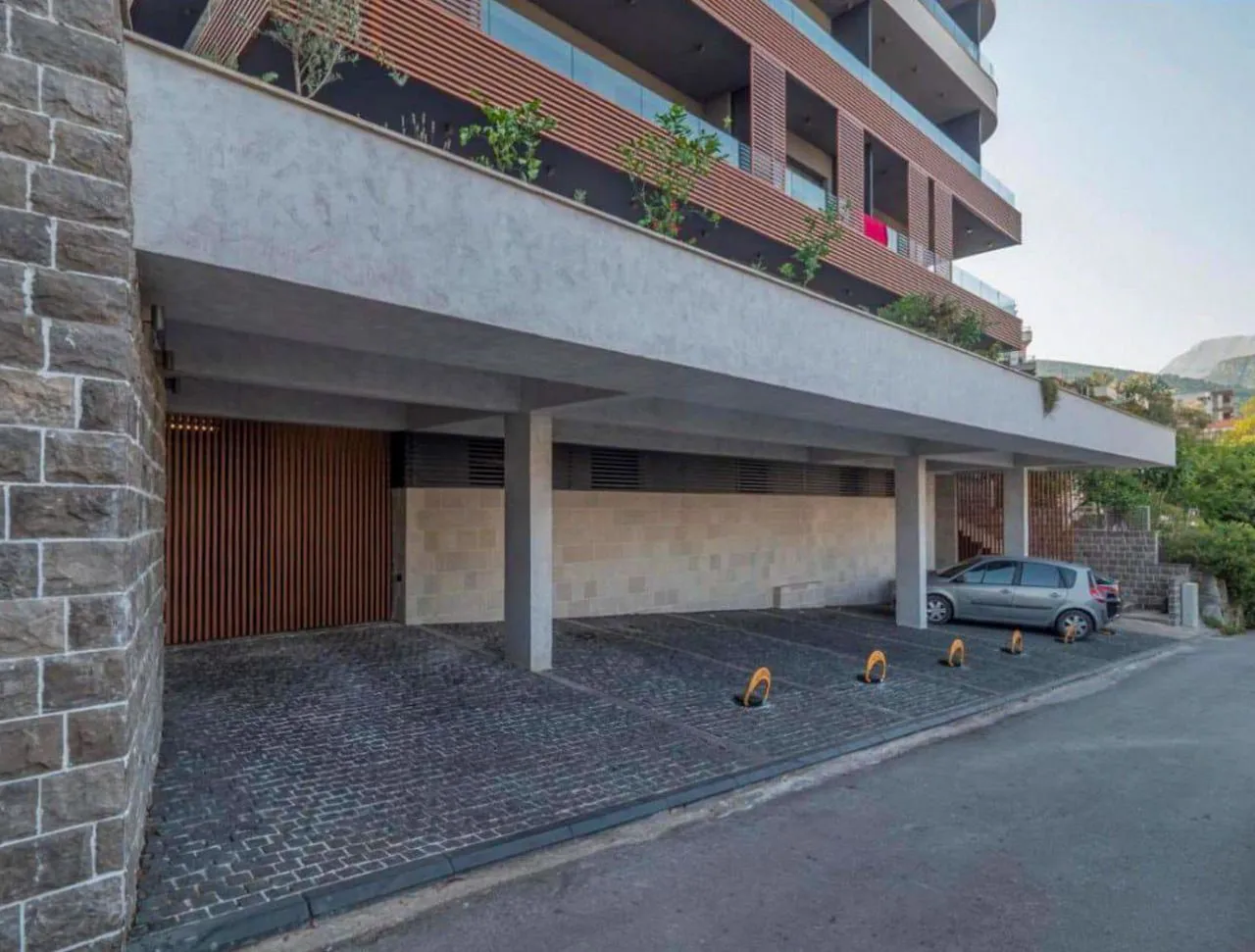 Natkriveni parking prostor u sklopu stambene zgrade.