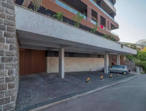 Natkriveni parking prostor u sklopu stambene zgrade. - image 3