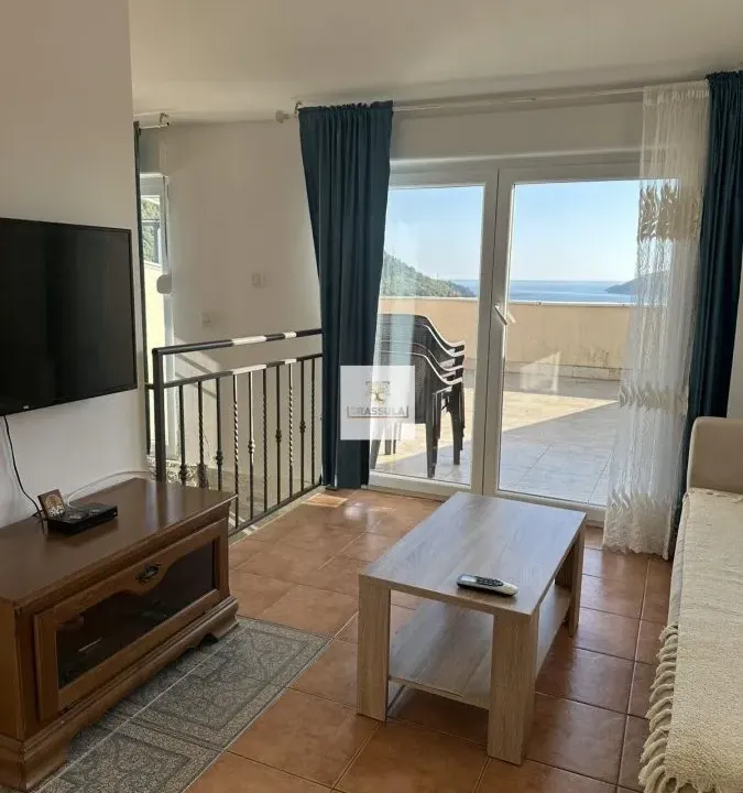 Izdavanje, trosoban stan, 95m², Lazi, Budva