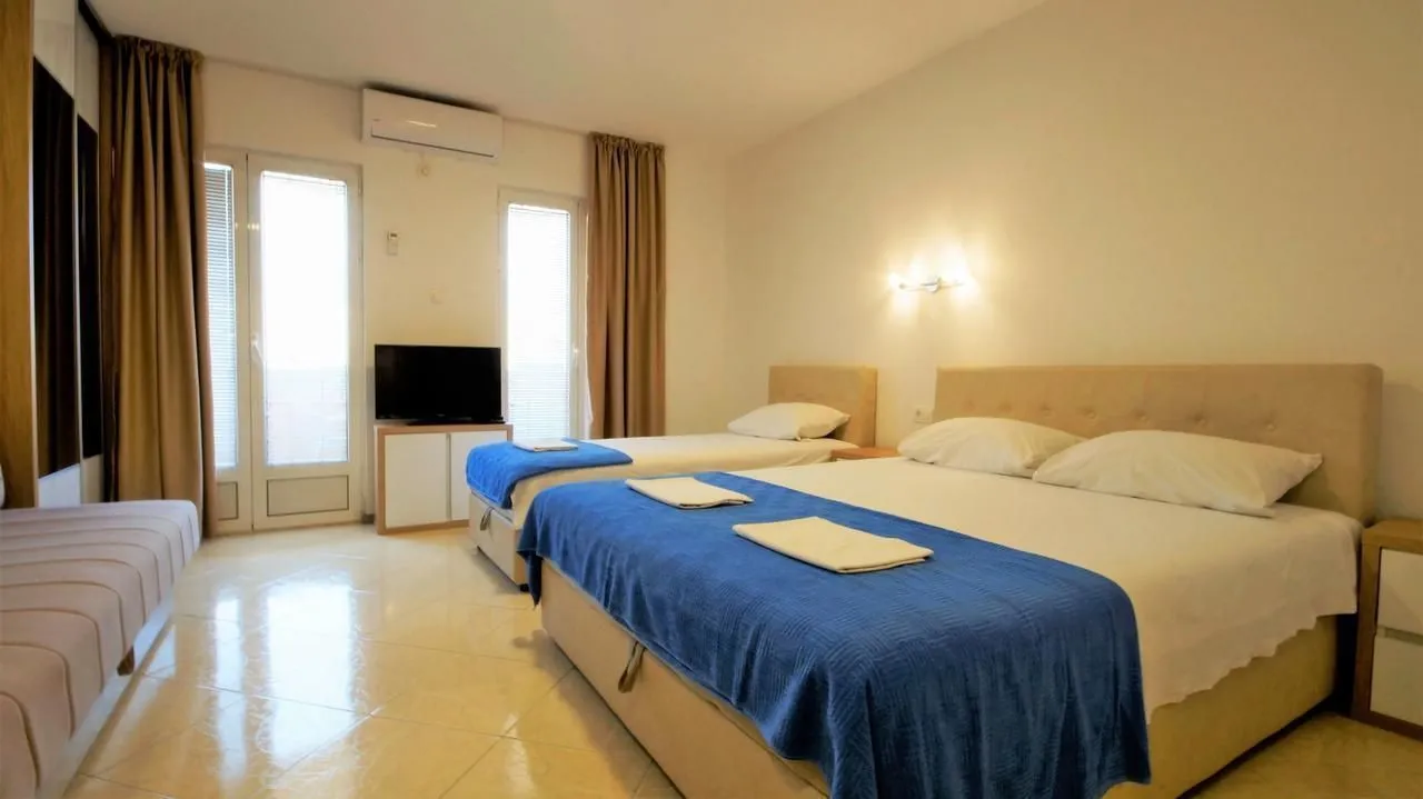 Izdavanje, garsonjera, 30m², Bečići, Budva