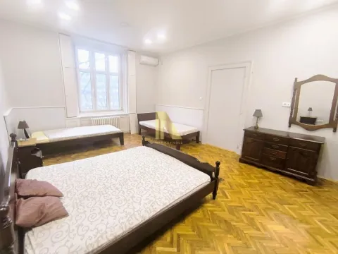 Prostrana spavaća soba sa bračnim krevetom, dodatnim ležajevima i drvenim parketom. - image 14
