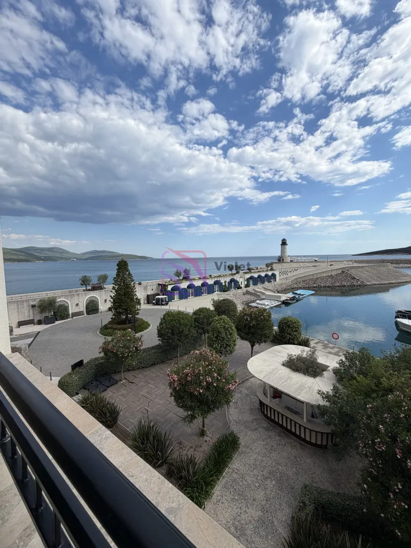 Pogled sa terase na marinu i more.
