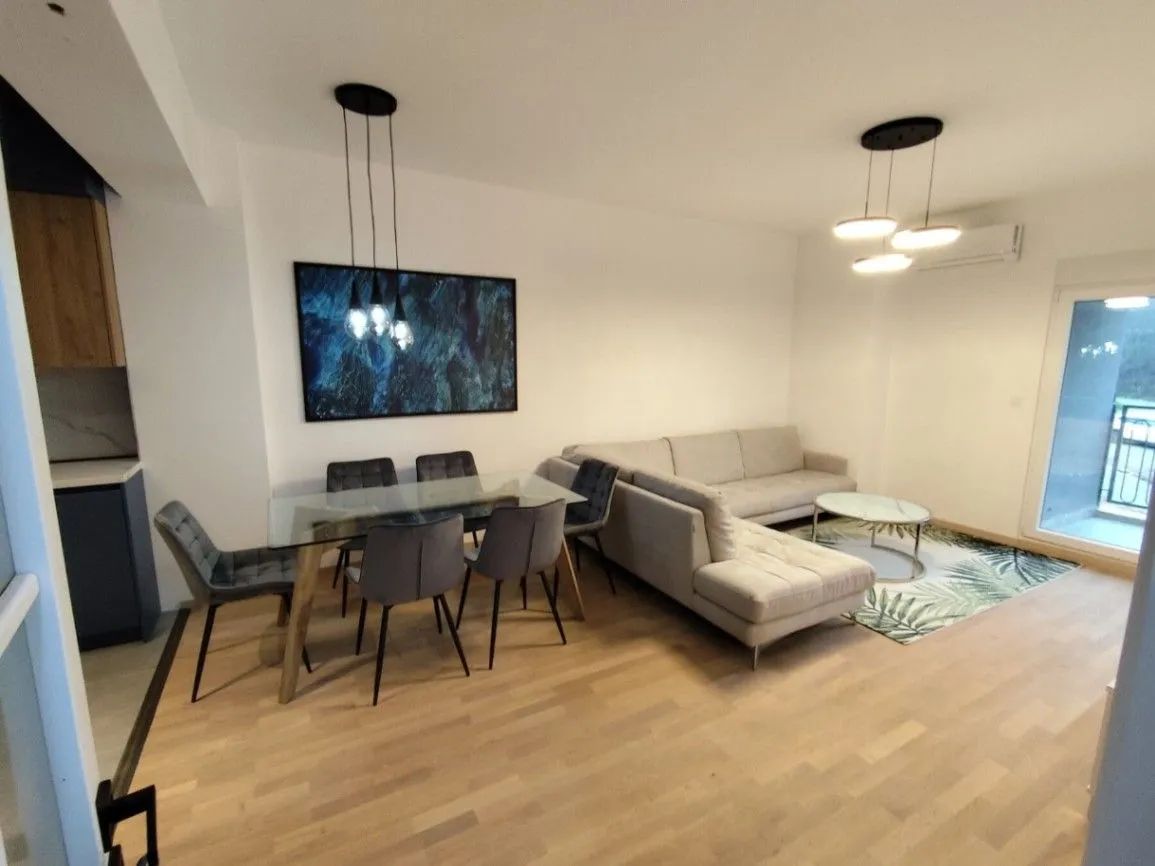 Izdavanje, dvosoban stan, 79m², Malo Brdo, Podgorica