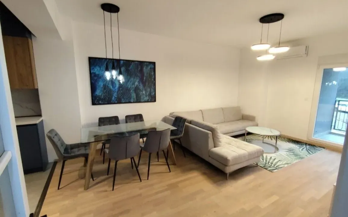 Izdavanje, dvosoban stan, 79m², Malo Brdo, Podgorica