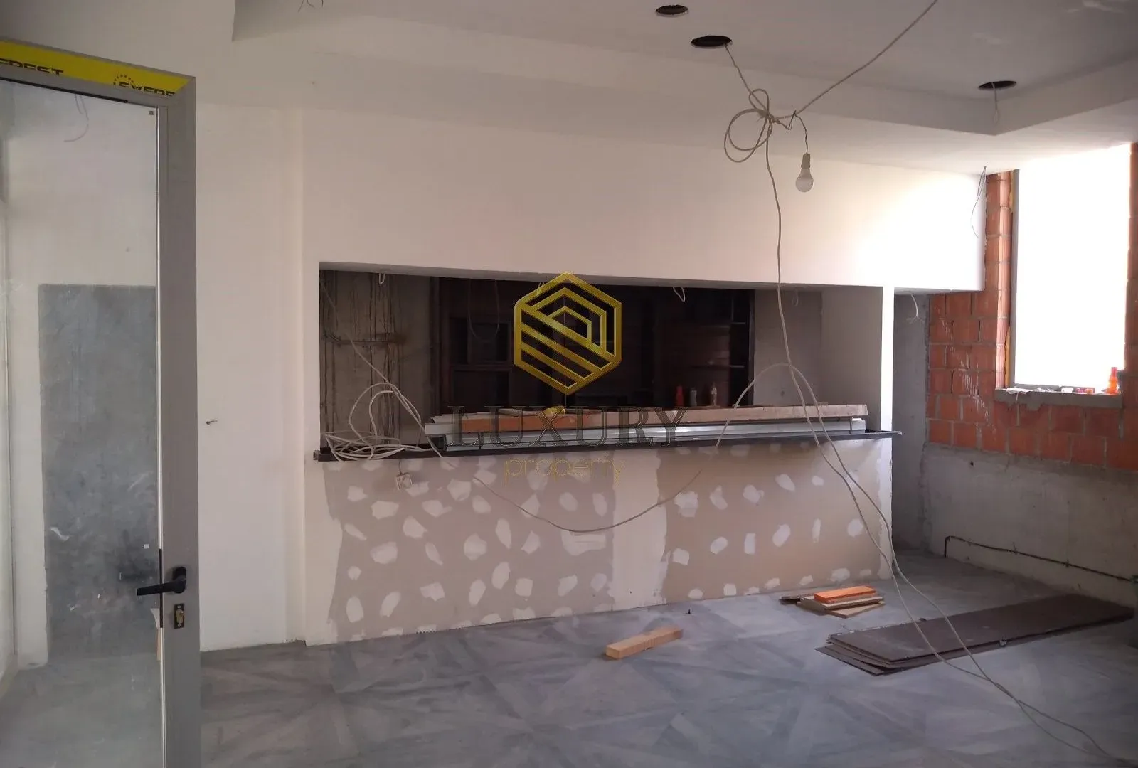 Prodaja, poslovni prostor, 94m², Drač, Podgorica