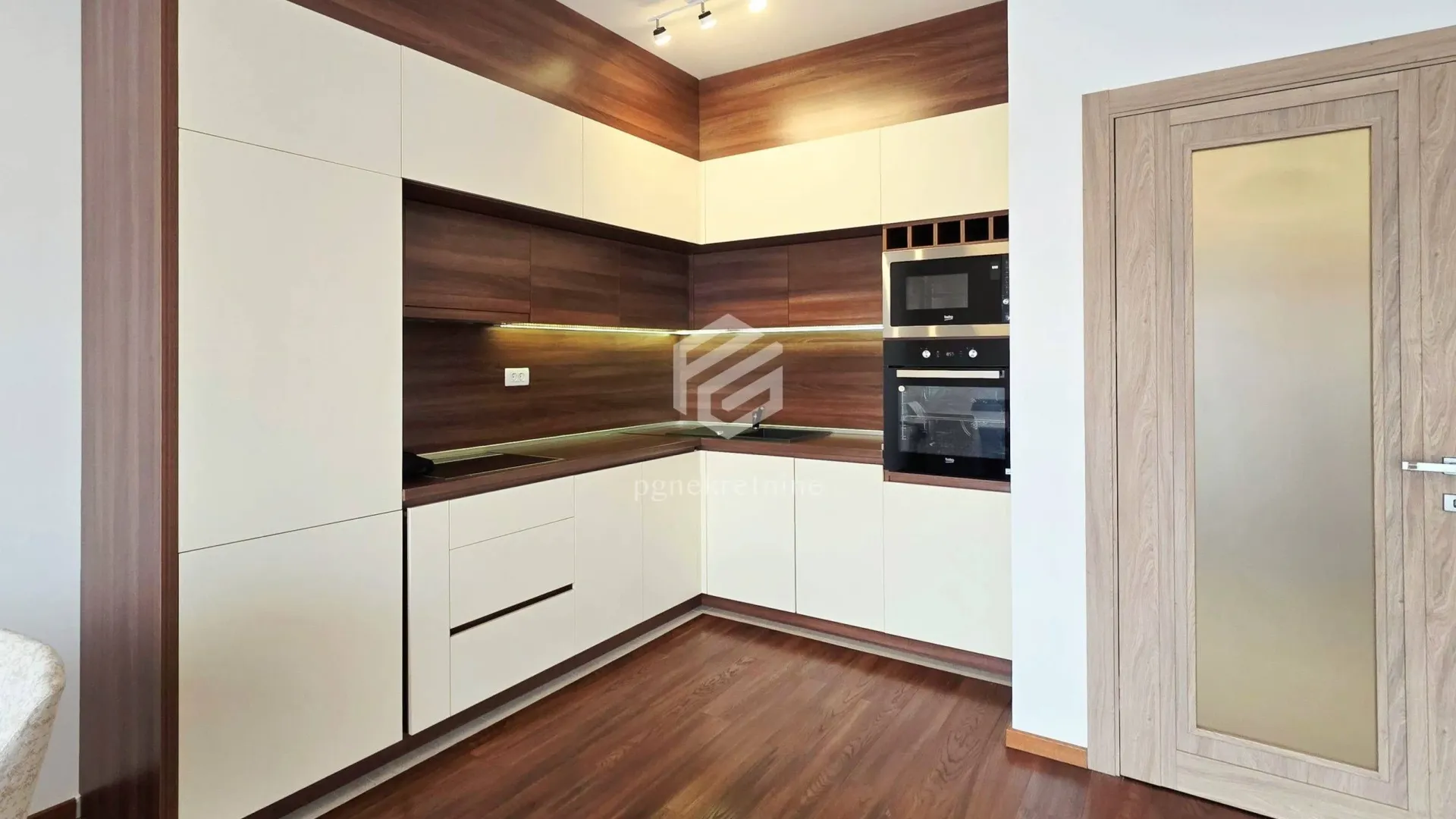 Izdavanje, dvosoban stan, 85m², Master Kvart, Podgorica