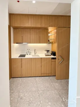 Manja drvena kuhinja sa sudoperom, ugradnom pločom i gornjim i donjim elementima. - image 6