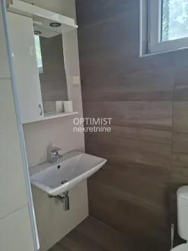 Pogled na kupatilo sa umivaonikom, ogledalom i WC šoljom. - image 6