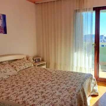 Spavaća soba sa bračnim krevetom i izlazom na terasu. - image 20