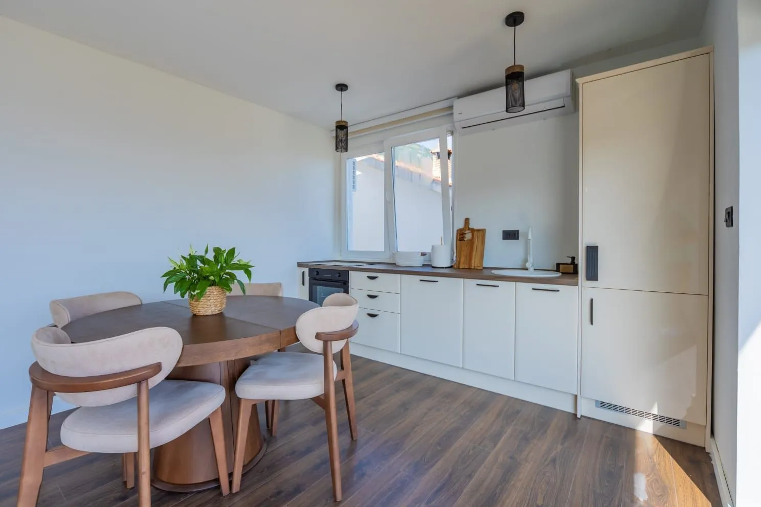 Izdavanje, kuća, 300m², Markovići, Budva