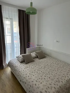 Manja spavaća soba sa bračnim krevetom i izlazom na balkon. - image 11