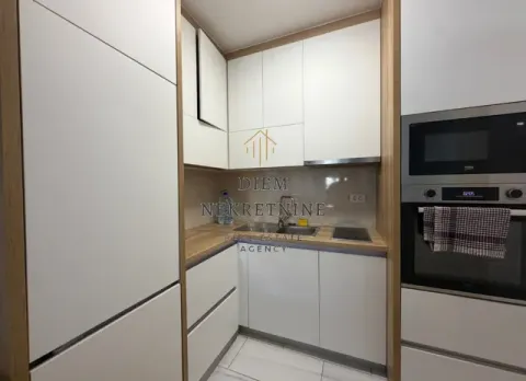 Moderna kuhinja sa ugradnim elementima i bijelom tehnikom. - image 6