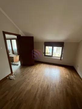 Prazna soba sa drvenim podom, prozorom i otvorenim vratima. - image 16