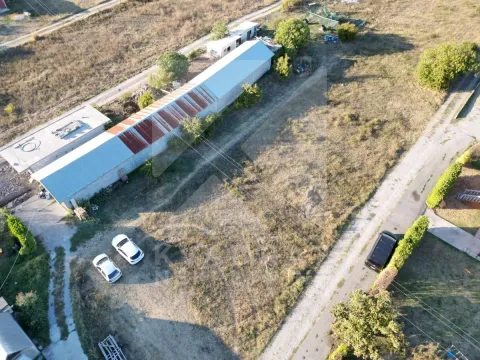 Pogled iz vazduha na zemljište sa dugim pomoćnim objektom i prilaznim putem. - image 4
