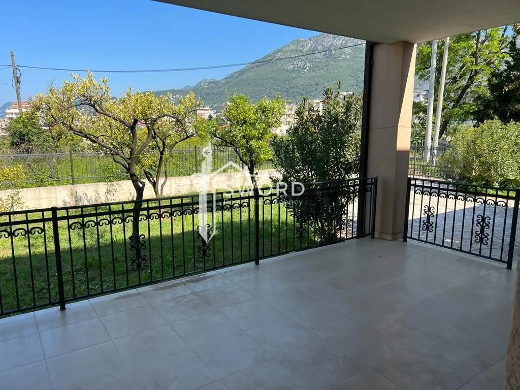 Prodaja, kuća, 270m², Centar, Bar