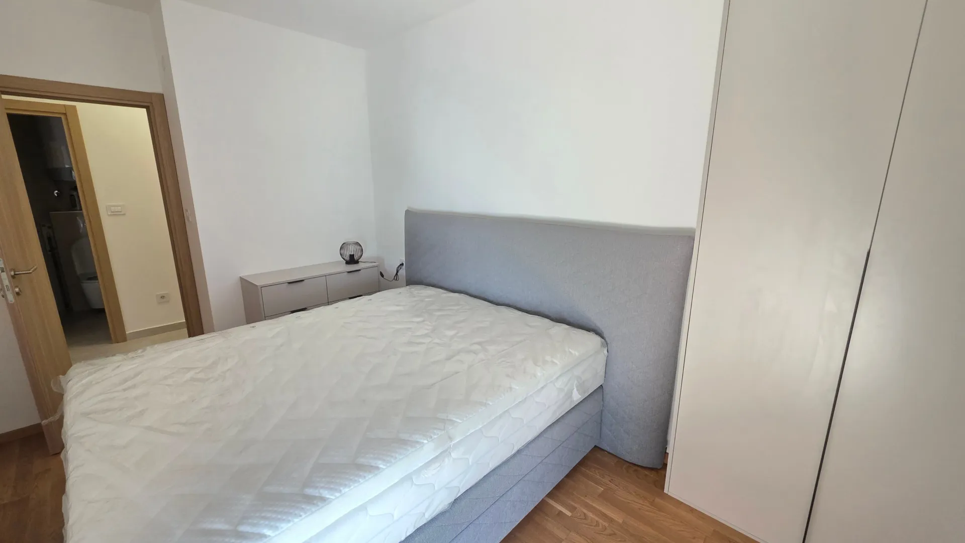 Izdavanje, dvosoban stan, 65m², Pobrežje, Podgorica