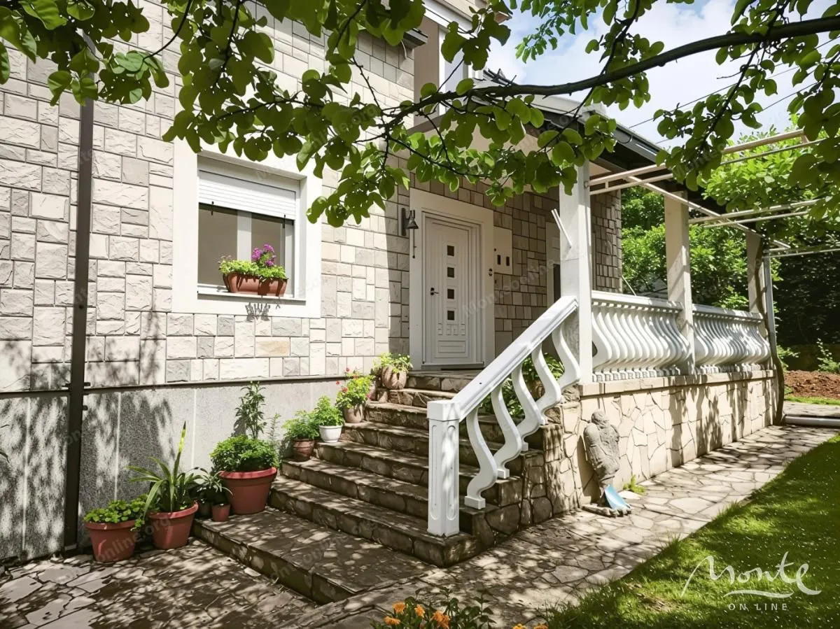 Prodaja, kuća, 350m², Velje Brdo, Podgorica