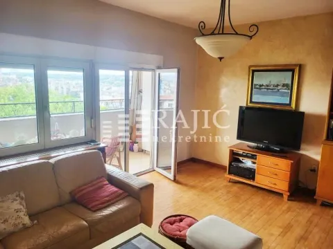 Dnevna soba sa garniturom, televizorom i izlazom na terasu. - image 2