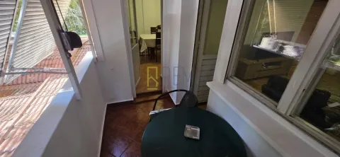 Manji natkriveni balkoni sa stolom i stolicom. - image 11