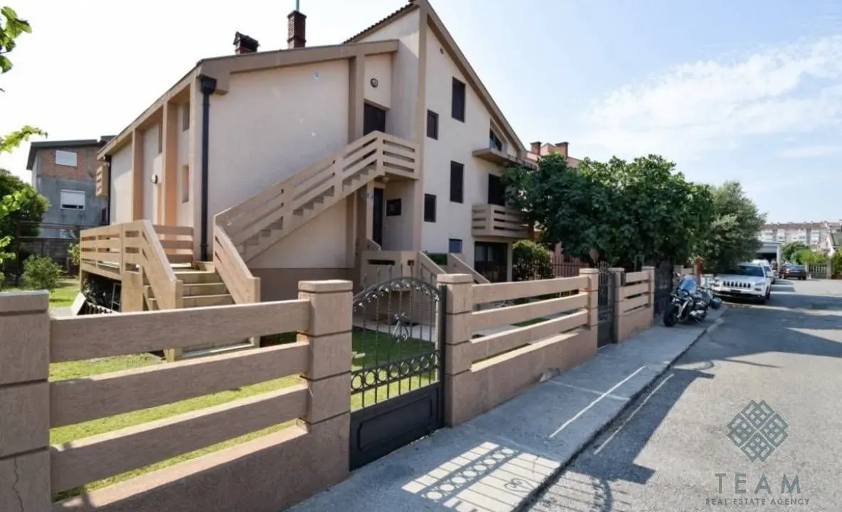 Prodaja, kuća, 300m², Stari Aerodrom, Podgorica