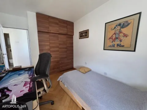 Manja spavaća soba sa krevetom, garderoberom i radnim stolom. - image 12