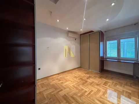 Prazna soba sa ugradnim ormanom, drvenim podom i prozorom. - image 4