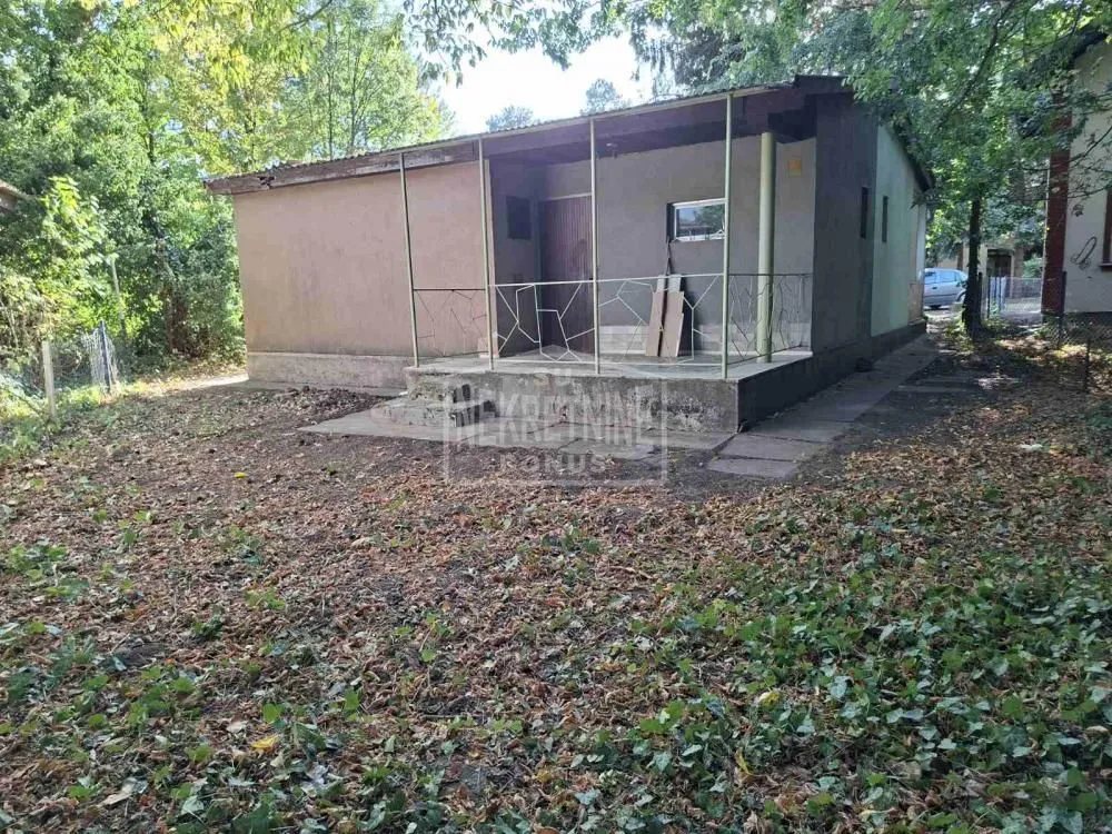 Pogled na dvorište i prizemnu kuću sa terasom.
