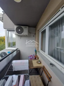 Manji balkon sa klima uređajem, stolom i stalkom za sušenje veša. - image 15