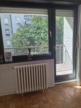 Pogled kroz prozor i vrata na terasu sa zelenilom. - image 10