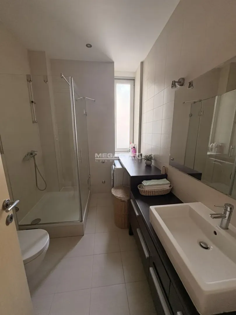 Izdavanje, četvorosoban stan, 220m², Savski Venac, Beograd