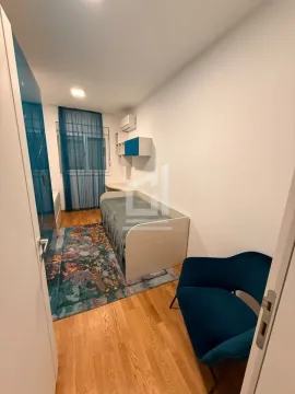 Dječja soba sa krevetom, plavom foteljom i garderoberom. - image 4