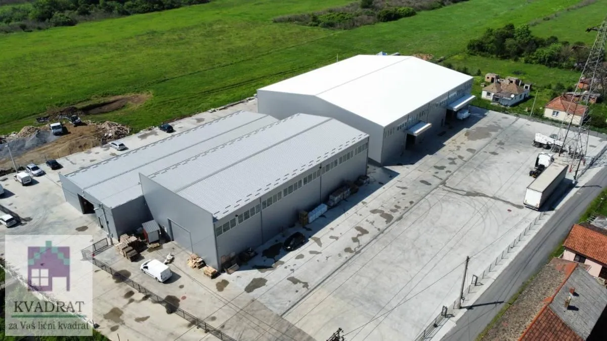 Pogled iz vazduha na industrijske hale sa pripadajućim dvorištem i parkingom.