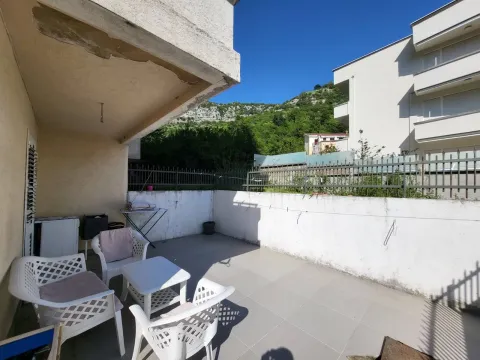 Prostrana popločana terasa sa garniturom za sjedenje i pogledom na okolinu. - image 9