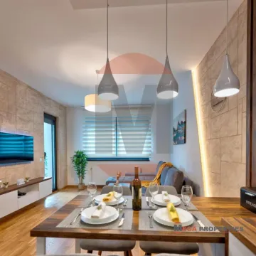 Dnevni boravak sa trpezarijom i modernim osvetljenjem. - image 7