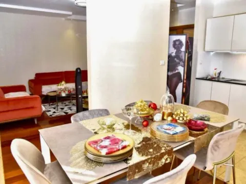 Izdavanje, četvorosoban stan, 130m², Centar, Podgorica - image 2